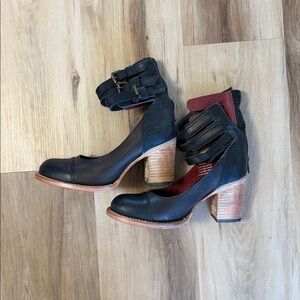 Freebird Bonnie Black Leather Buckle Strap Block Heels Size 7 Boho Chic